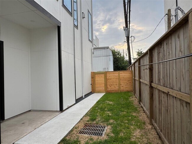 Building Photo - 5705 Dolores St