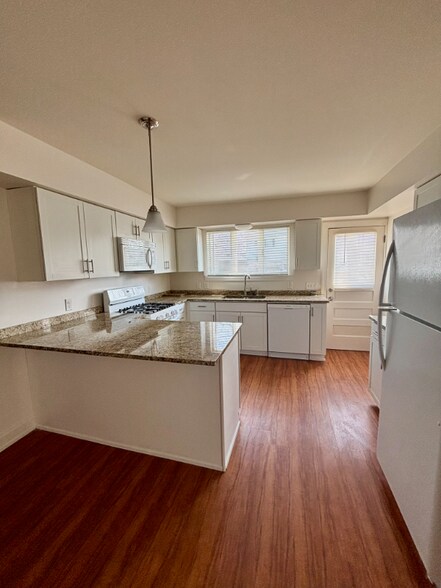 Primary Photo - 90 Laverack Ave