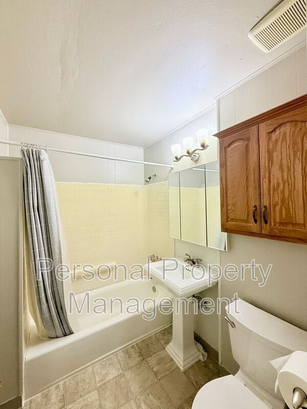 Building Photo - 1609 E Reserve St