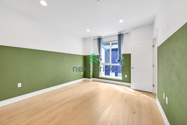 Building Photo - 2 bed and 2.5 bath Modern Townhome Downtow...