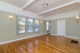 Building Photo - Charming Corner Unit One Bedroom! Large Pa...