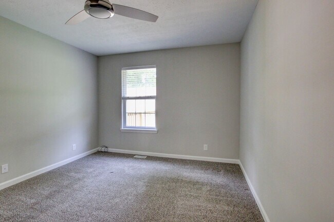 Building Photo - Updated 3bed 2 bath in St B with SEPARATE WORKSHOP around back.