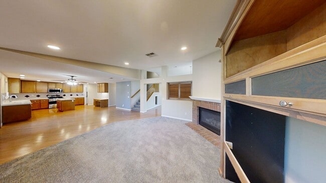 Building Photo - Beautiful 2 story 4 bed/2.5 bath Home in Y...