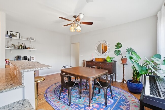 Building Photo - 7657 N Greenview Ave