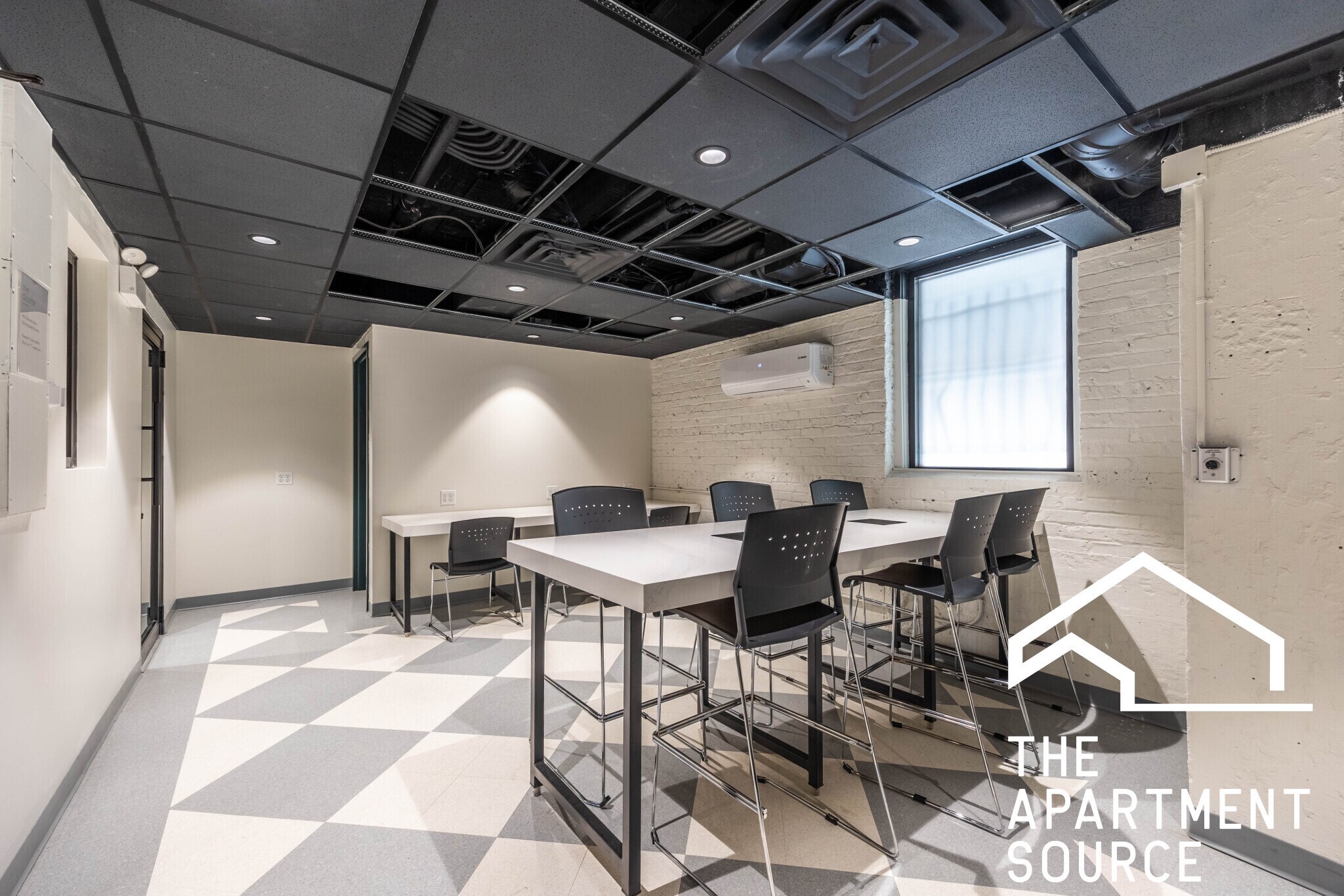 Building Photo - 1140 N La Salle Dr