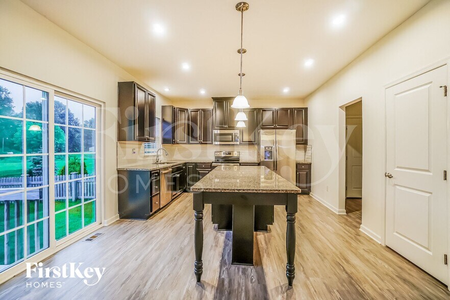 Building Photo - 717 Wallace Dr