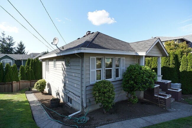 Building Photo - 329 Renton Ave S