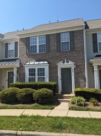 Building Photo - Townhome Close to I-485 and Shopping/Restaraunts