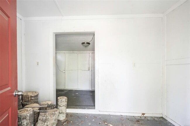 Building Photo - 561 Pine Tree Ln