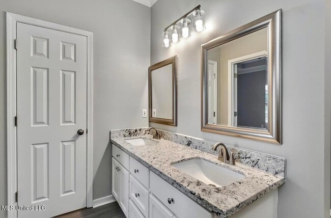 Building Photo - 301 White Oak Dr