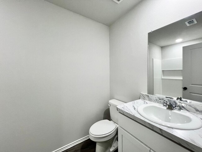 Building Photo - Stunning New Build with 5 Bedrooms & Moder...