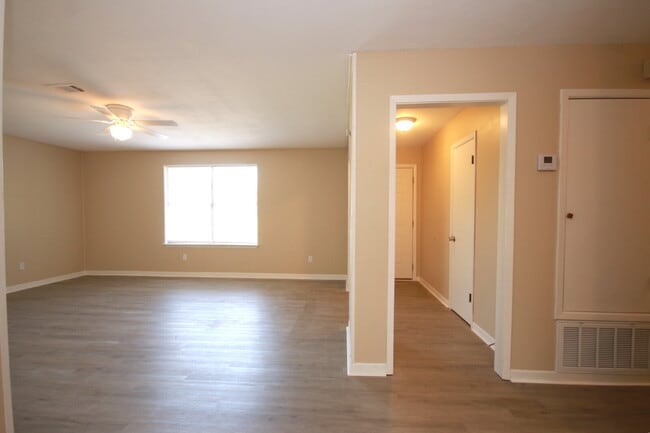 Building Photo - Updated 3BR/2BA Home with New Flooring & F...