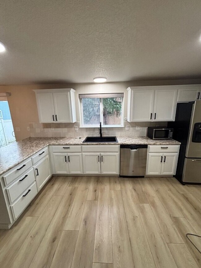 Building Photo - 3 Bedroom 2.5 Bath Newberg OR