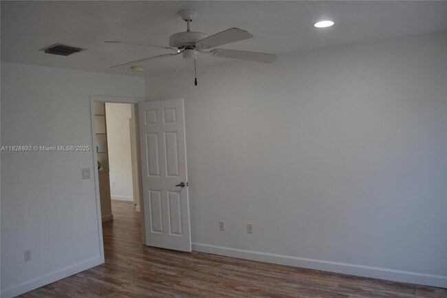 Building Photo - 1537 E Lake Ct