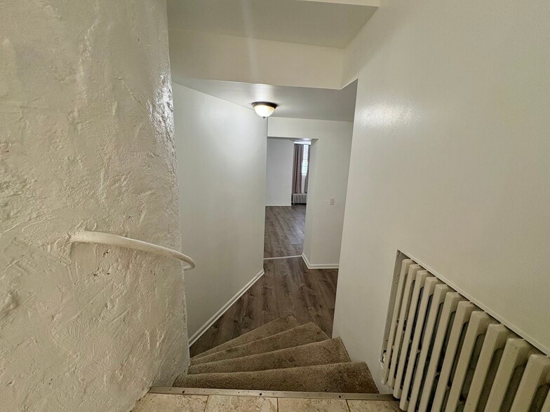 Building Photo - 2 Hollowbrook Pl