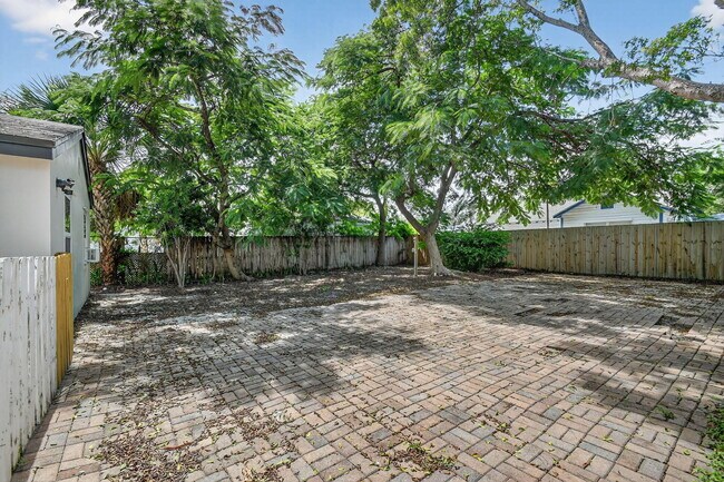 Building Photo - 5009 Spruce Ave