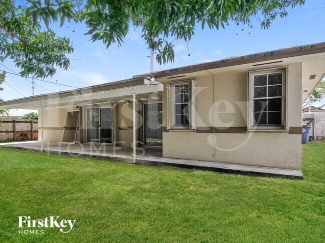 Building Photo - 809 SW 8th Ave