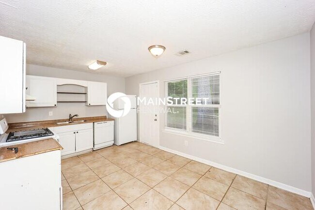 Building Photo - 3 Bedroom Pet-Friendly Home in Jonesboro, GA with Main Street Renewal