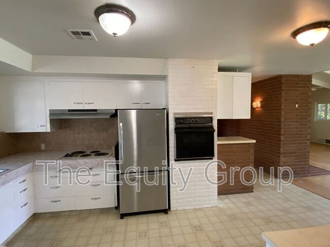 Building Photo - 1434 W Feemster Ave