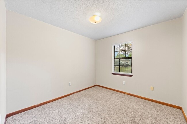 Building Photo - 3 Bedroom in Desirable Location!