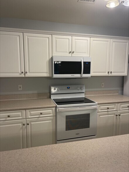 Kitchen Appliances - 4854 Meadowsweet Dr