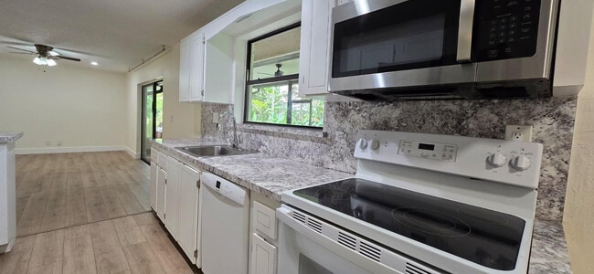 Building Photo - 10188 SW 53rd Ct