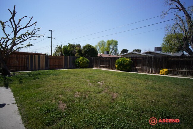 Building Photo - Cute Home Near Valley Plaza Mall!