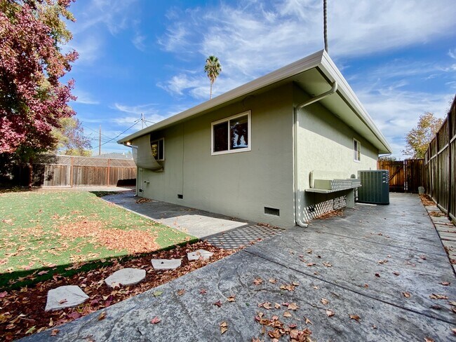 Building Photo - 5025 Carm Ave