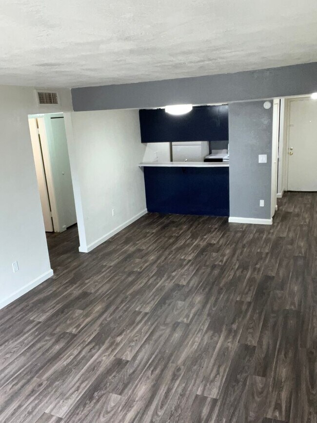 Building Photo - 1/2 off move in special! Large 2 bedroom i...