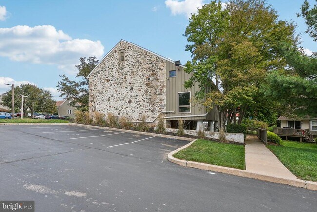 Building Photo - 3202 Eaton Ct