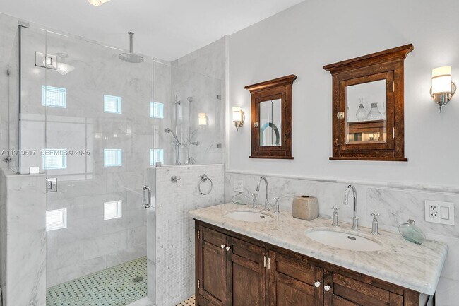 Building Photo - 5915 La Gorce Dr