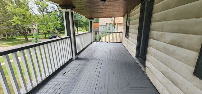 Building Photo - 4 Bedroom 1 Bathroom Triplex