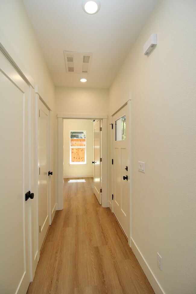 Building Photo - 4660-4660 SW Fairvale Ct