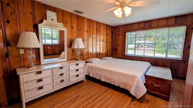 Building Photo - 1097 NE Kubin Ave