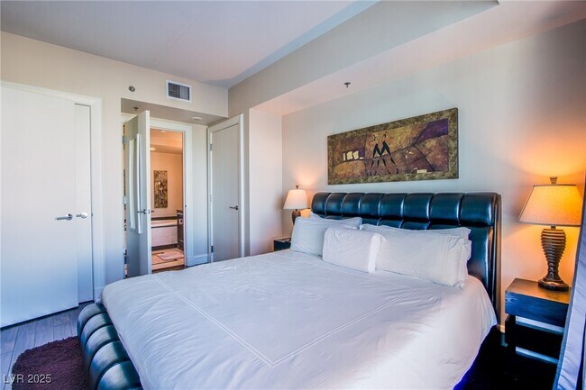Building Photo - 2700 S Las Vegas Blvd