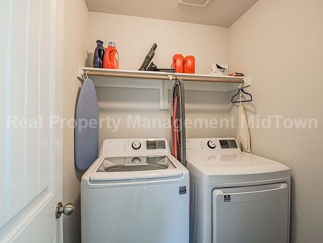 Building Photo - Charming spacious 2-story with a 2-car gar...