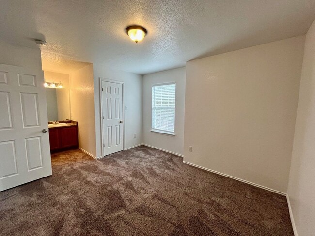 Building Photo - Large 4 bedroom/2.5 bath conveniently located to Lackland AFB! Move-in Ready!