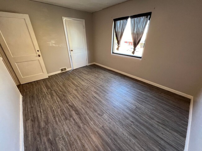 Building Photo - 2 Bedroom 1 Bath Private Apartment Above B...