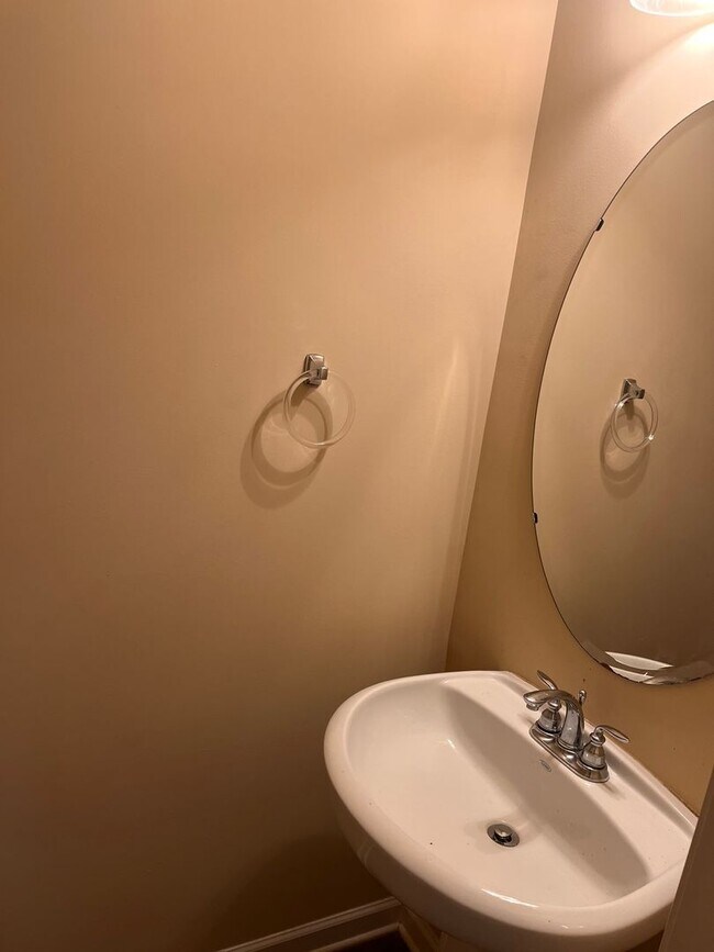 Building Photo - Lovely Townhouse