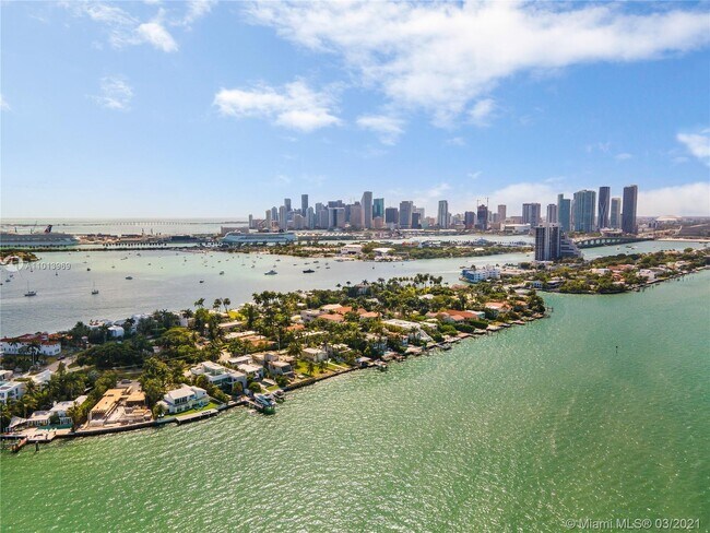 Building Photo - 1413 N Venetian Way