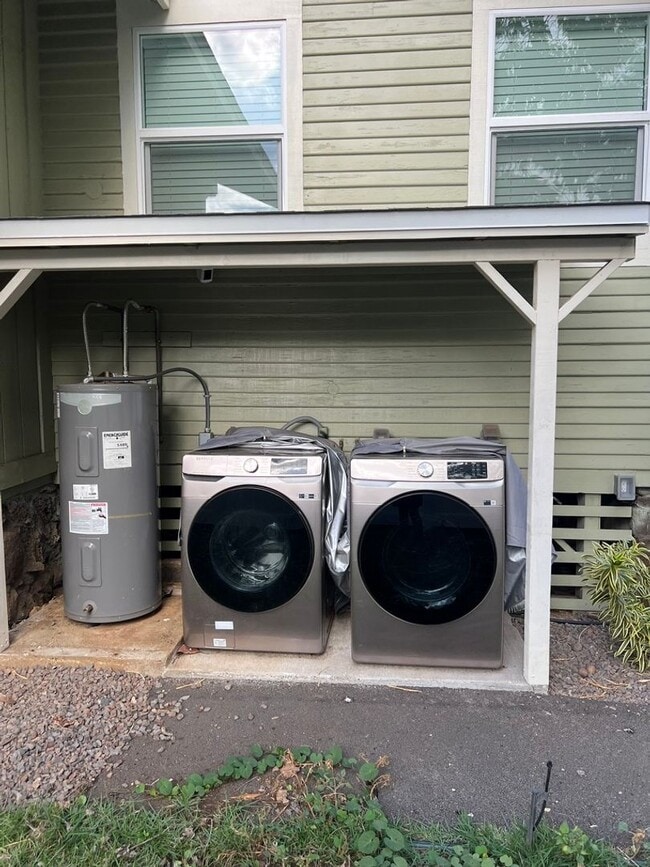 Building Photo - Split AC's In each room. Wet Bar. Spacious