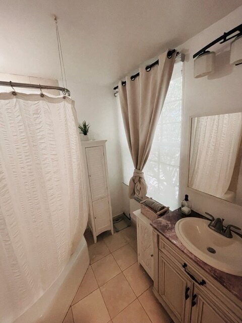 main bathroom - 1701 Addison St