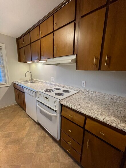 Building Photo - 3668 Kingsboro Rd NE