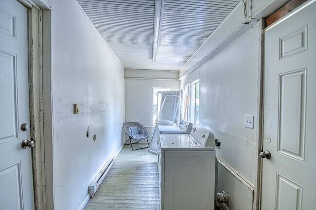 Building Photo - 464 College