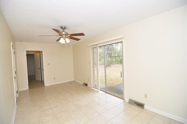 Building Photo - 2505 Lancelot Dr SE