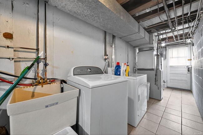 Building Photo - 3 Bedroom, 1 Bath Smart Fully Furnished To...