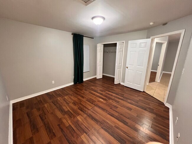 Building Photo - 6127 E Clay St