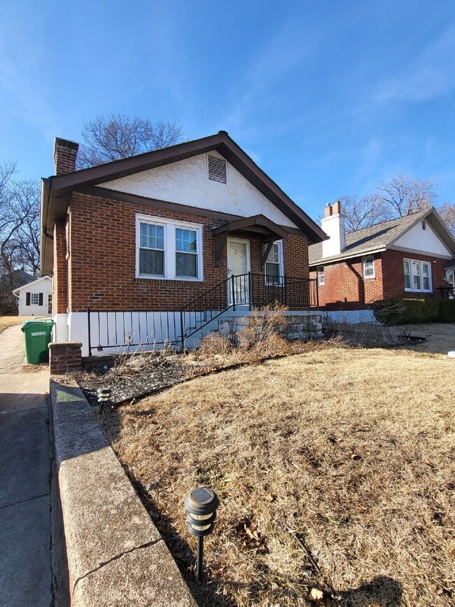 Building Photo - "Charming Brentwood house 2 bedrooms 1 Bathoom, Prime Location!"