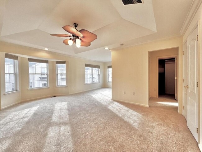 Building Photo - 211 Hawthorne Way