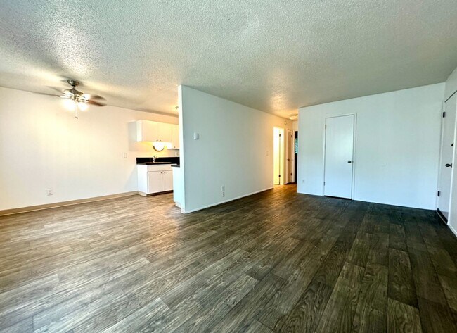 Building Photo - **$750 DEPOSIT & FREE FIRST MONTH'S RENT** Hudson Court - Spacious Main Floor Unit~ Great Natural...